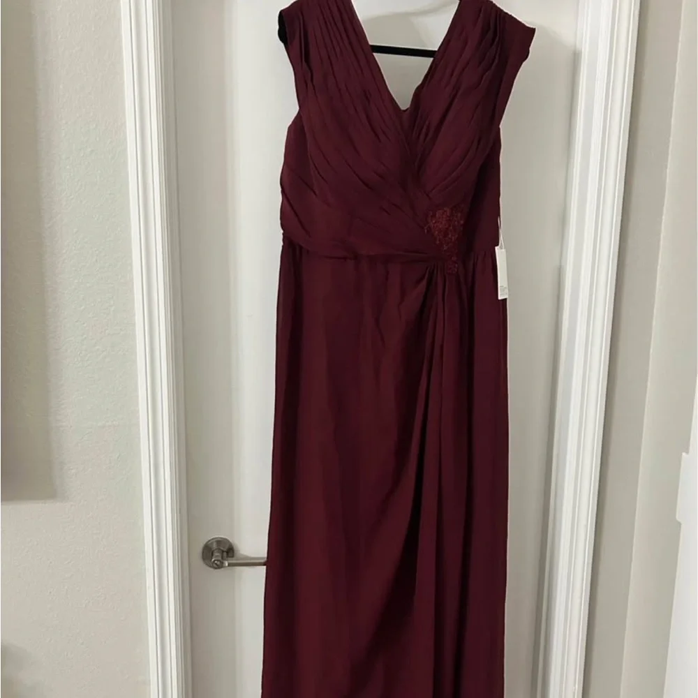 Elegant Burgundy Evening Gown - Picture 1 of 3